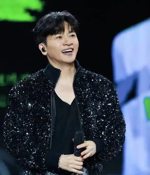 52岁苏有朋面部质感像"橡胶",网友调侃"年轻20岁"