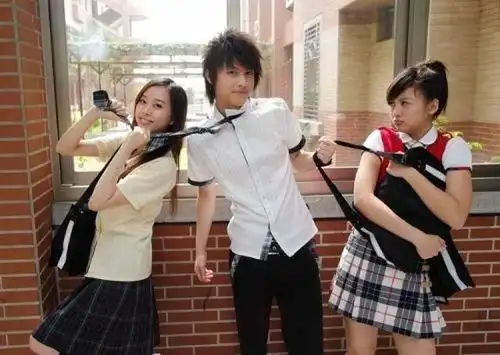 刘容嘉曾经和麻吉大哥黄立成交往过,2010年公开分手.