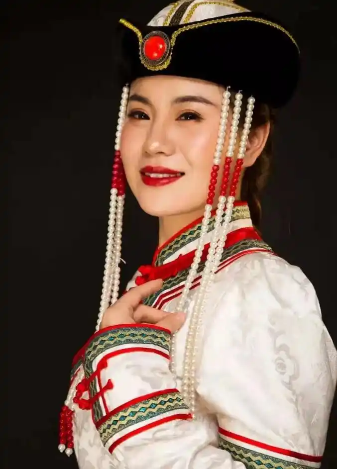 南童,内蒙古青年女歌手.