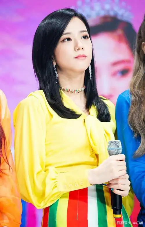 身着亮黄色衣服的blackpink成员谁更好看