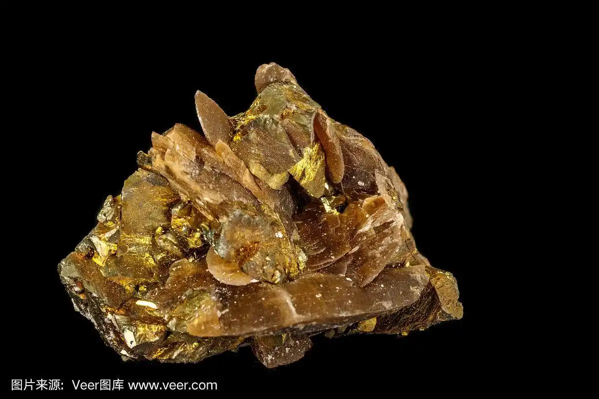 黑色背景上的宏观菱铁矿矿物