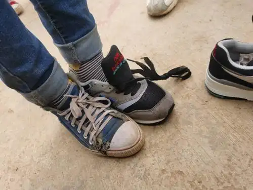 一位在四川省凉山彝族自治州美姑县牛牛坝乡由木合小学支教的老师