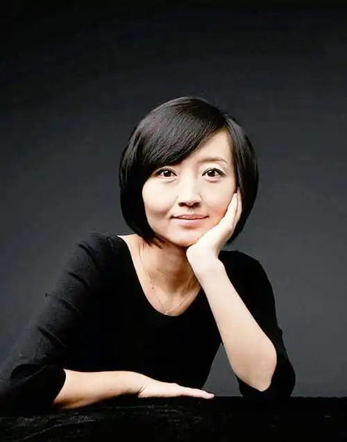 原创43岁原央视主持人柴静近照曝光黑色衬衫身材苗条脸庞消瘦苍老