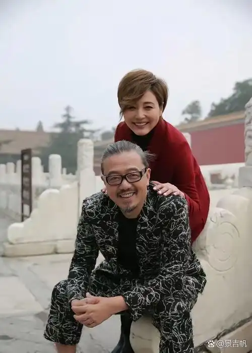 看起来很眼熟,应该也曾经在香港tvb拍戏,想不到这两人举勒 老公是谁