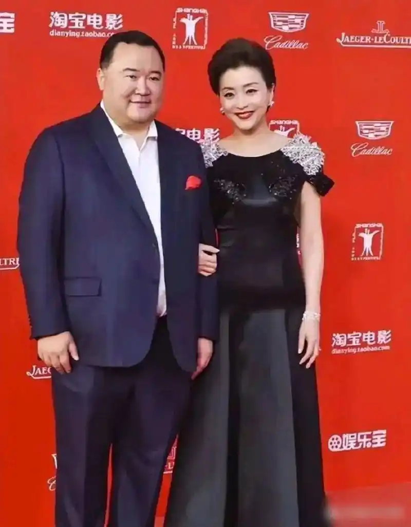 杨澜的丈夫是吴征  吴征,1966年11月出生在上海,籍贯江苏宜兴.