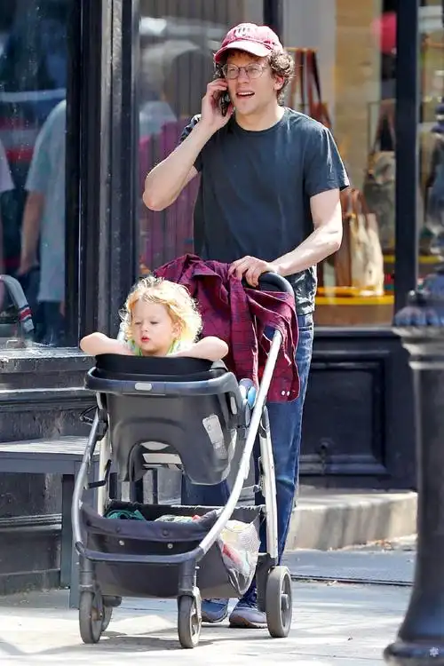 01 卷西jesse eisenberg   夫人anna strout纽约遛娃街拍,奶爸卷西好