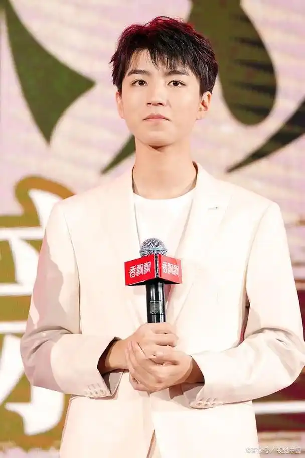 王俊凯家奶茶店违规售卖熟食引众议,消费者应理智消费