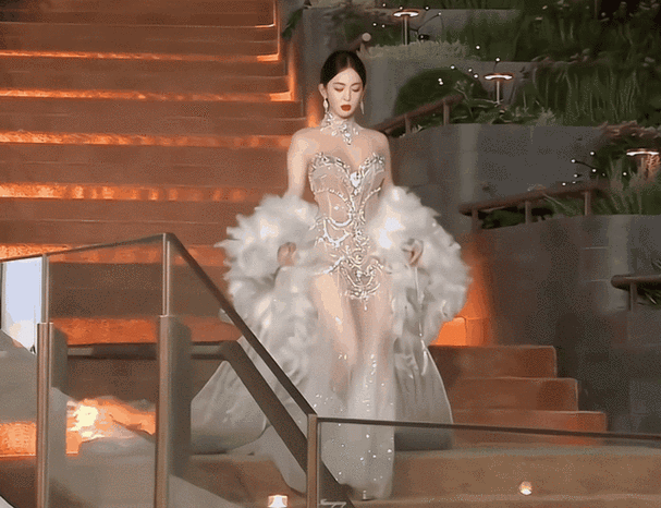 在该盛典的红毯上,古力娜扎身穿珍珠羽毛透视裙大杀四方.