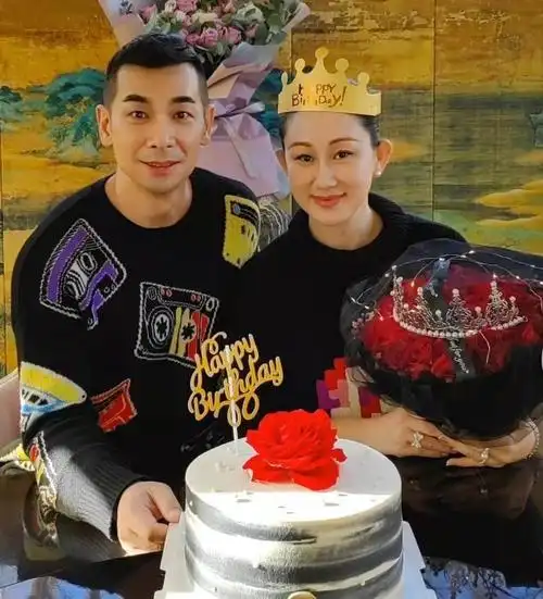 赵文卓真有福气!娶了个"女干部"回家,一身周正打扮看了都心安