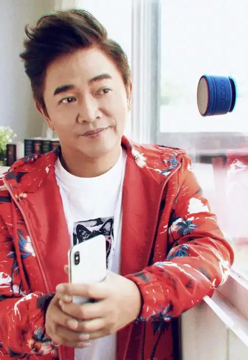 58岁吴宗宪带美女打球身材高挑太绅士两人直接回192亿豪宅