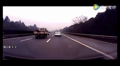 【警示录】高速公路飙车,胡乱超车,30秒后司机后悔一辈子….