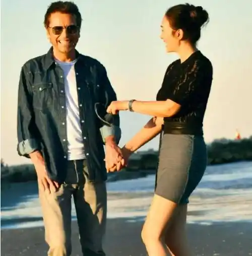 巩俐拍写真携手70岁老公满头黑发不显老