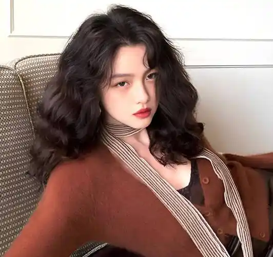 而且这种发型也很适合那些喜欢齐肩头发的人,这样头发会更加飘逸.