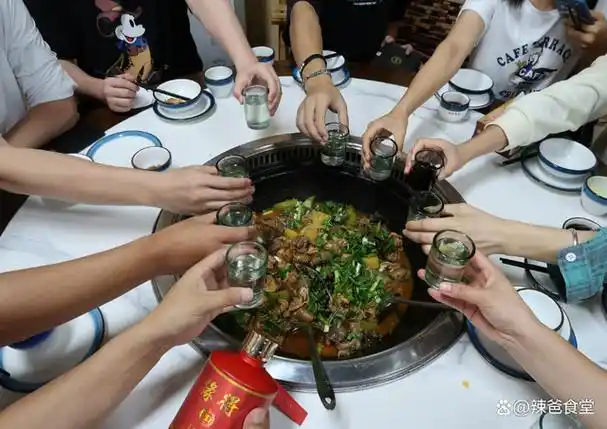 但不管哪一种,先把场子热起来,吃饭也好,喝酒也好,说事情也好,都更有