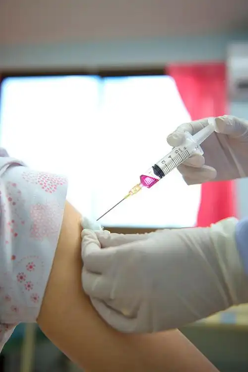 软焦点护士用注射器给病人接种疫苗.医生在医院为妇女接种疫苗.