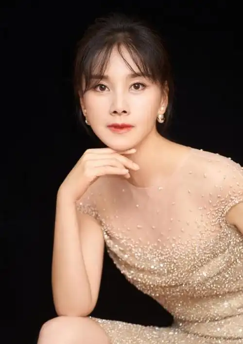 42岁何琳近照曝光保养得宜美如少女与陈坤赵薇同学