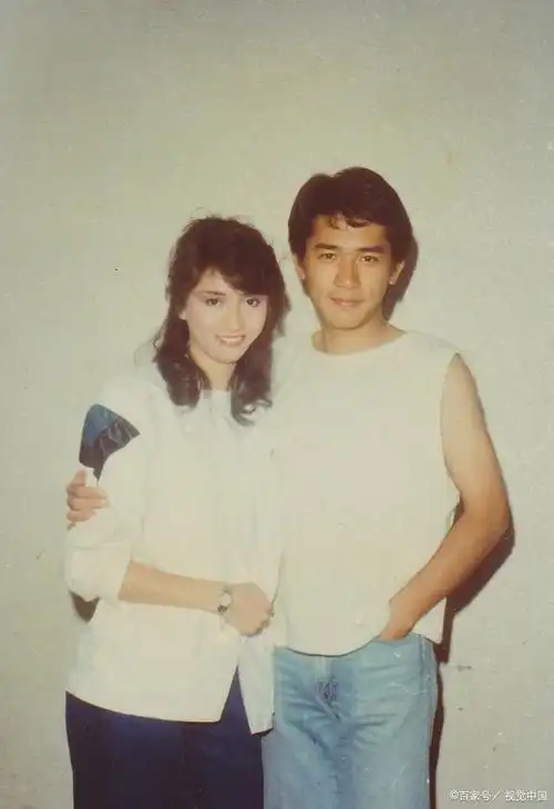 1979年,"俏黄蓉"翁美玲,和外籍男友罕见合影,没有滤镜很