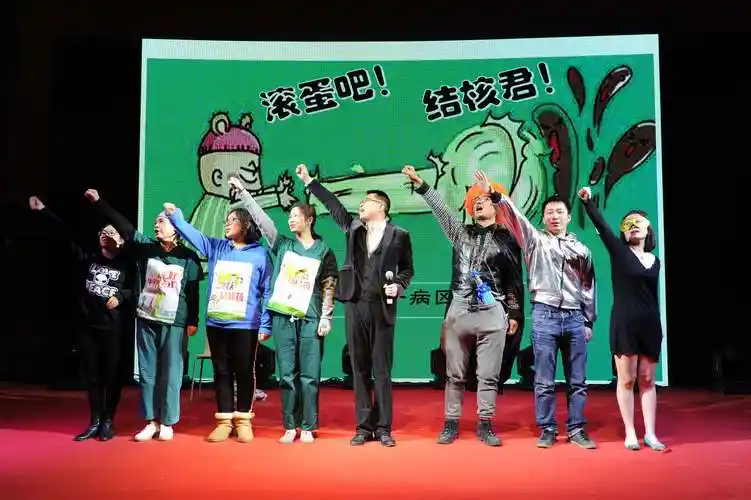 药剂科带来的创意秀《小人舞》表演夸张,舞台效果强,给现场观众带来了