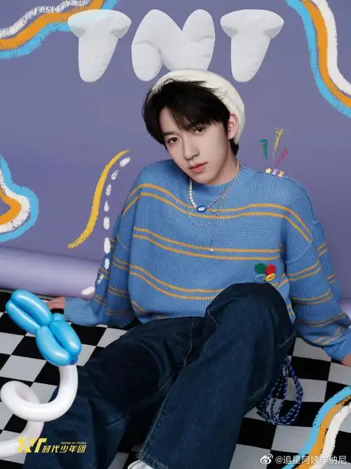 马嘉祺模仿贺峻霖嘟嘴