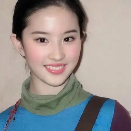 刘亦菲78扎着简单的低马尾,画着淡淡的妆容,对着镜头一笑,眉目灵气