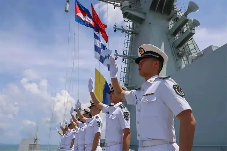 不知道战友们有没有注意到,5月2日,海军第45批护航编队佩戴17式夏常服