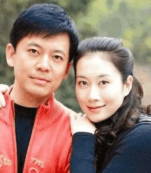国家一级演员何政军,隐藏28年的妻子是她,难怪一直零绯闻