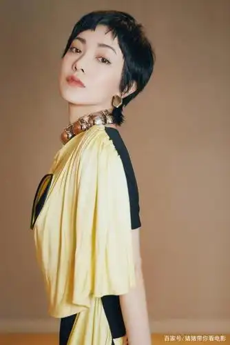 短发的女生显得特别干练