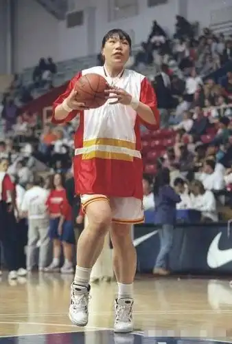 世界第一女巨人姚德芬:身高2.36米,比姚明还高,为啥活不过50岁