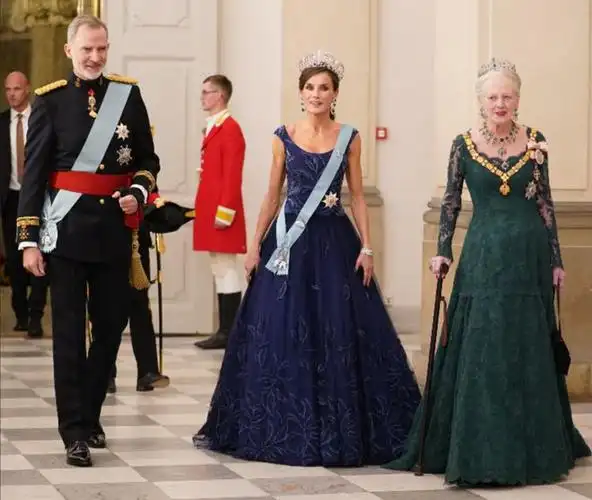 丹麦王室举行晚宴玛丽水钻礼服闪耀莱蒂齐亚爱心耳坠不低调