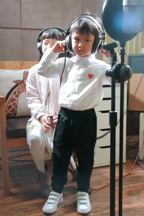 小亮仔录音软萌超认真 叶一茜亲亲奖励暖化了