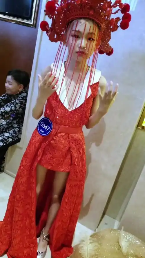 宋小睿在候场,化得妆太浓了吧,差点没认出来