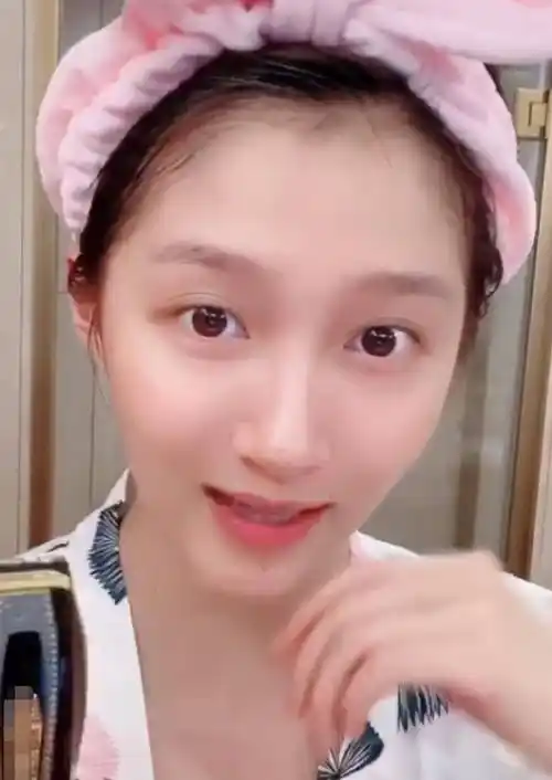 关晓彤卸妆视频被热传,原相机摄像头太真实,这素颜模样我羡慕了_时候