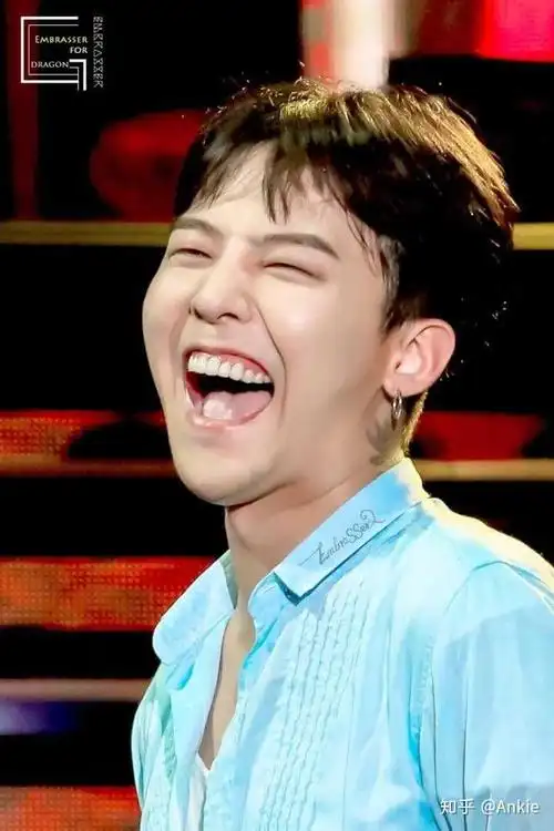 我更想用天生艺人来形容权志龙,他的模式不像一个爱豆,更像一个艺术家