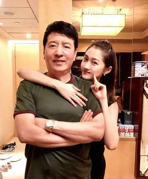 鹿晗关晓彤携手民政局领证,双方父母亲自操办婚礼?工作室已证实