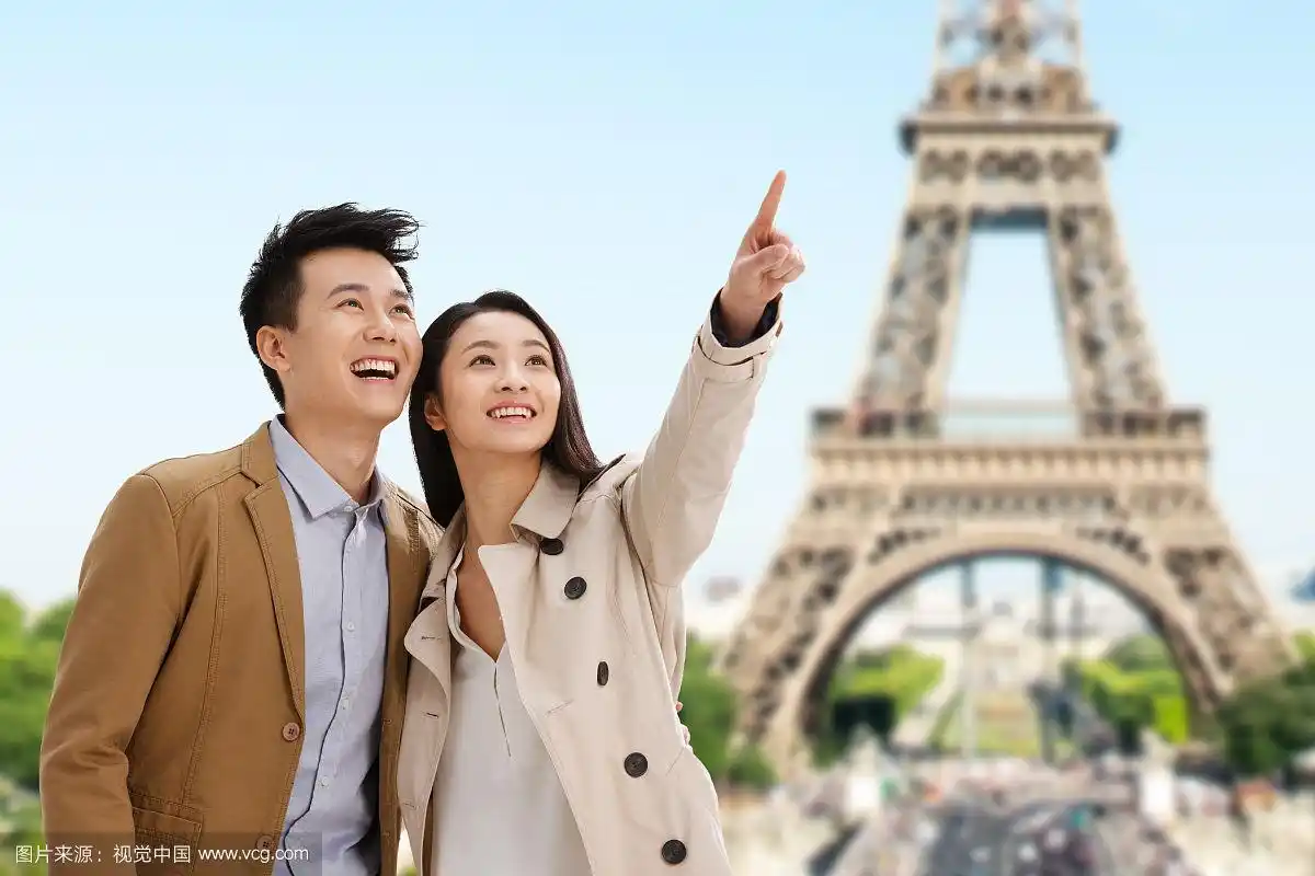 快乐的青年情侣旅行