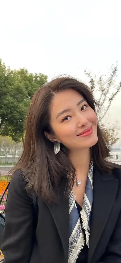 《芳华》主演杨采钰壁纸_网易订阅