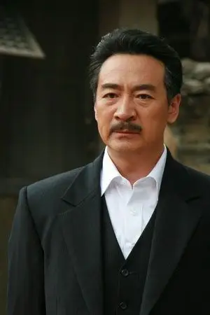 寇振海饰演叶正祥叶如萍试戴头饰搜狐娱乐讯 昨晚,电视剧《梨花泪》于