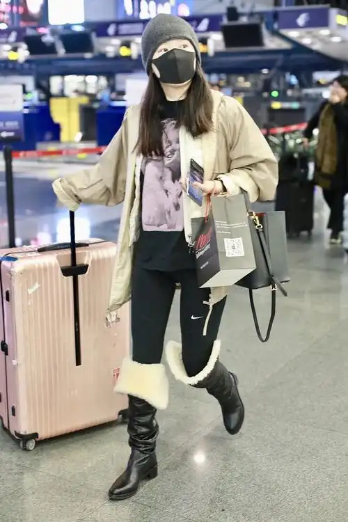 39岁霍思燕戴毛线帽认真过冬看到脚上的长靴原谅我不懂时尚了