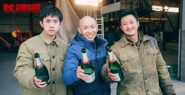 原创易烊千玺吴京杀青照一个白净一个邋遢复制粘贴的表情不愧是剧中亲