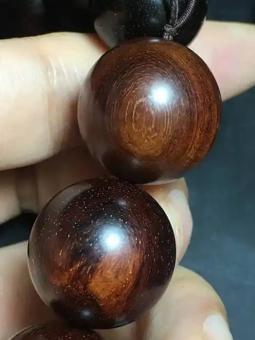 自然放置两年的小叶紫檀手串会变成什么样?