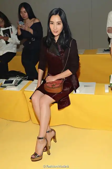 当马苏撩起刘海 脸长占据画面2分之一(图)