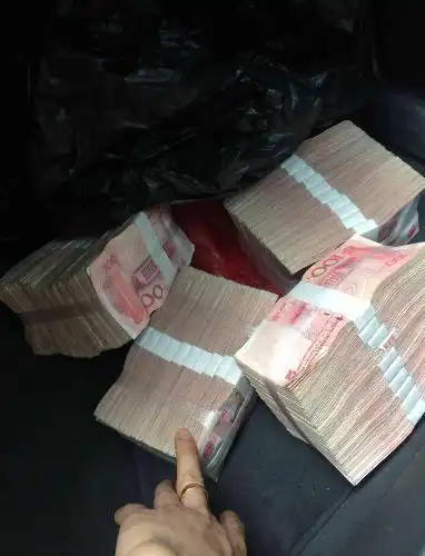 刚刚钓完鱼!朋友坐我车回家!他十分惊讶说车里为什么有40万现金!我说