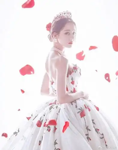 迪丽热巴的婚纱系列,将高贵清纯分别演绎,网友:不愧是人间仙女