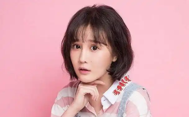 在球球三四岁的年纪,他便展现出了非凡的口才,时常