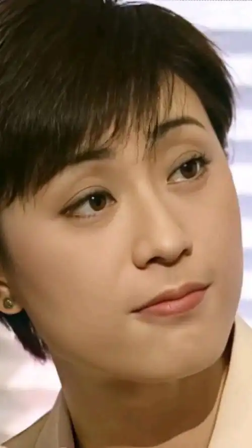 英姿飒爽的短发配上淡淡的忧伤 #陈法蓉