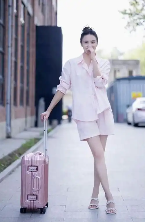 黑色连衣裙配黑丝秀长腿,高贵冷艳|宋佳|连衣裙|穿搭_新浪新闻