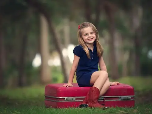 微笑可爱的女孩,孩子,森林,箱 壁纸 - 2560x1600