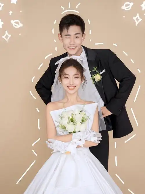 可盐可甜俏皮可爱的室内奶茶色78婚纱照