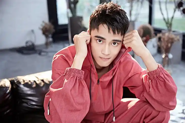 高旻睿再曝写真大片玩转魅力青春