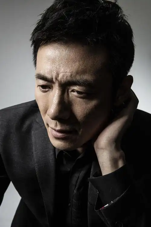 祖峰最新写真尽显深邃儒雅气质